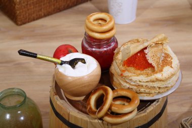 Krep, kırmızı havyar, ekşi krema ve koyu kırmızı meyve suyu