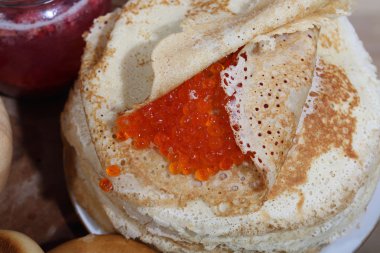 Kırmızı havyar krep sarma 