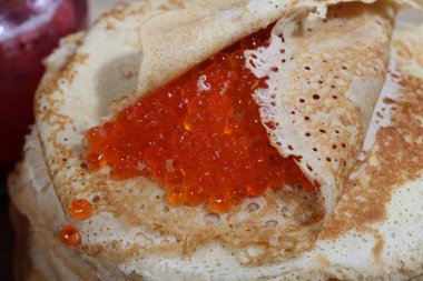Kırmızı havyar krep sarma 