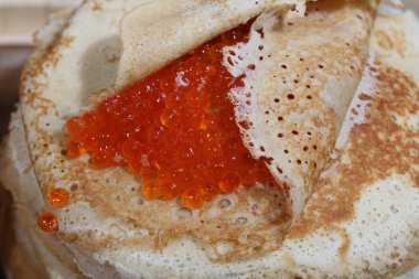 Kırmızı havyar krep sarma 