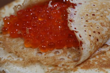Kırmızı havyar krep sarma 