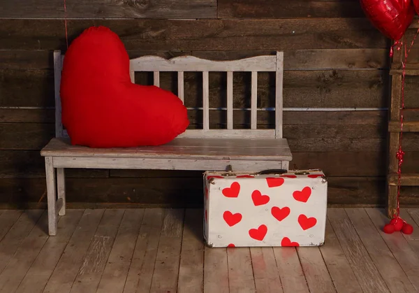 Διακοσμητική καρδιά και βαλίτσα με κόκκινες καρδιές — Φωτογραφία Αρχείου