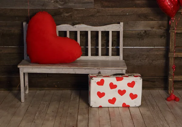 Coração decorativo e mala com corações vermelhos — Fotografia de Stock