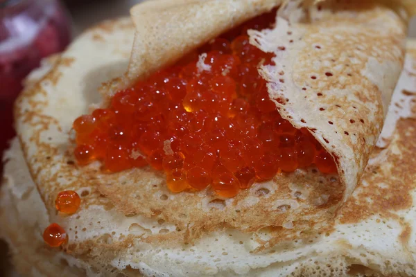 Pancake dengan kaviar merah, liburan "minggu pancake " — Stok Foto