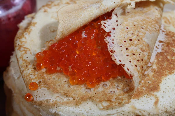 Kaviar merah dibungkus dalam pancake — Stok Foto