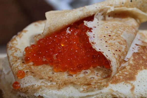 Kırmızı havyar krep sarma 