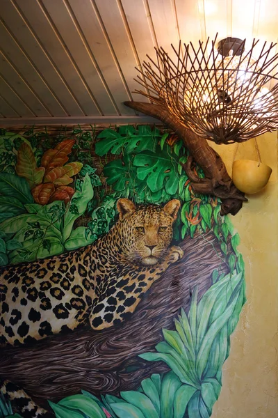 Zeichnung an einer Wand in Form eines Leoparden und eines ungewöhnlichen Chande — Stockfoto
