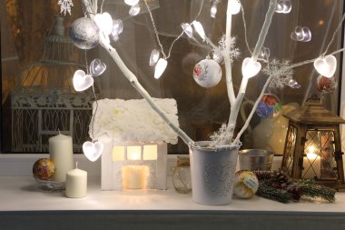 Mumlar, dekoratif küçük bir ev, kürk-ağaç dalları ve küçük