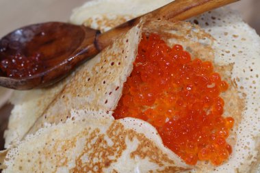  Kırmızı havyar ve bir tahta kaşık börek