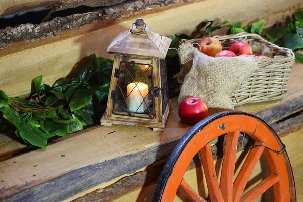Mele in un cesto di wattled e una vecchia lanterna — Foto Stock