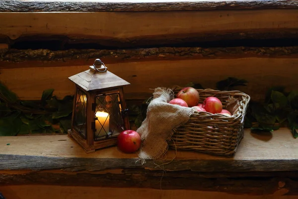 Pommes dans un panier vacillé et une vieille lanterne — Photo