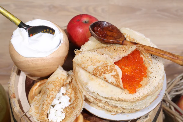 Los buñuelos con el relleno del caviar rojo y el requesón , — Foto de Stock