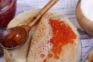 Krep kırmızı havyar ve koyu kırmızı meyve suyu ile