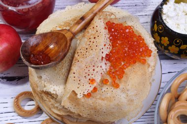 Kırmızı havyar ve Kırmızı elma krep