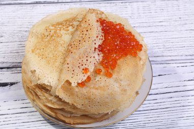 Kırmızı havyarlı gözleme.