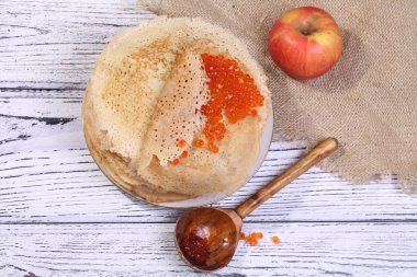 Kırmızı havyar ve Kırmızı elma krep