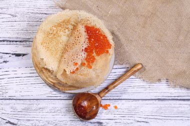 Kırmızı havyar ve bir tahta kaşık ile Pancakes