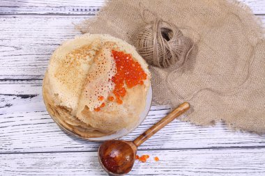 Kırmızı havyar ve bir tahta kaşık ile Pancakes