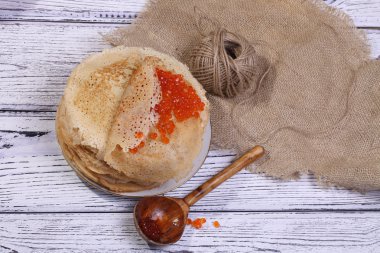 Kırmızı havyar ve bir tahta kaşık ile Pancakes