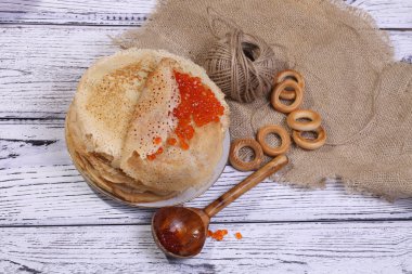 Kırmızı havyar ve kurutma ile Pancakes