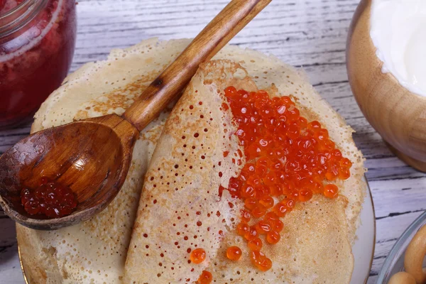 Krep kırmızı havyar ve koyu kırmızı meyve suyu ile