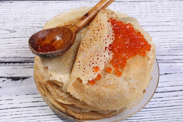 Pancake dengan kaviar merah dan sendok kayu — Stok Foto