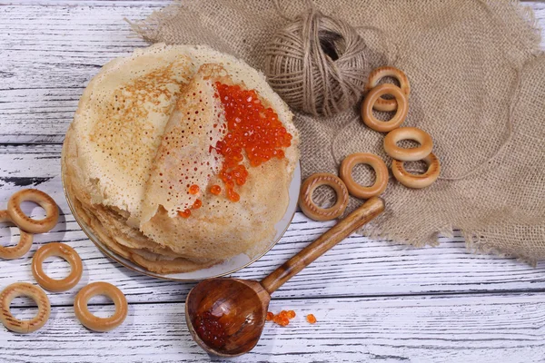 Pfannkuchen mit rotem Kaviar und Trocknen — Stockfoto