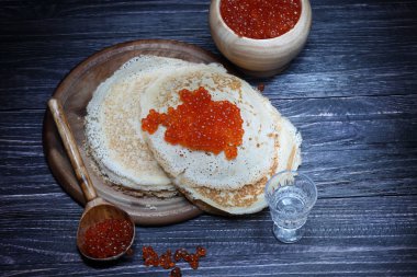 Kırmızı havyar ve votka şarap cam ile Pancakes