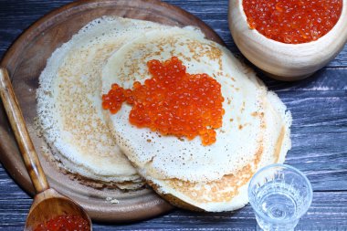 Kırmızı havyar ve votka şarap cam ile Pancakes