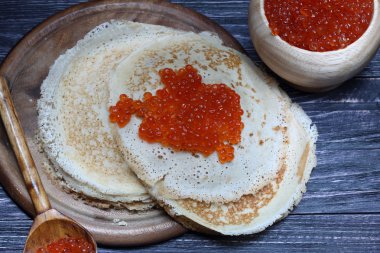Kırmızı havyarlı gözleme. 