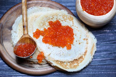 Kırmızı havyarlı gözleme. 