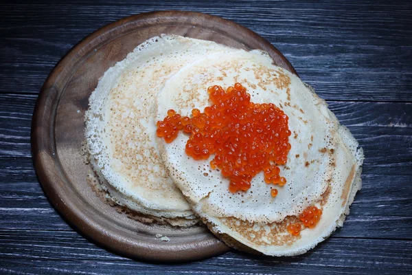 Pannkakor med röd kaviar — Stockfoto