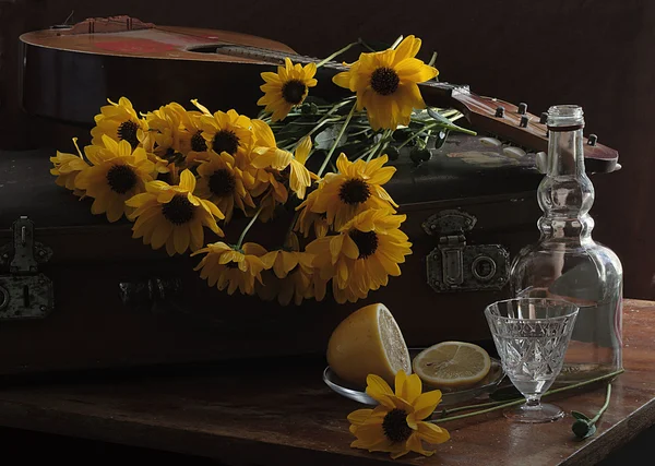 Copo de vinho de vodka com um limão e um buquê de camomilas e — Fotografia de Stock
