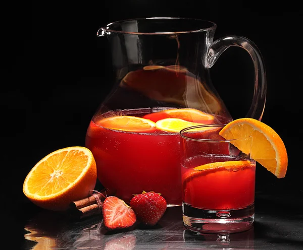 "Sangrija" wino z truskawek, pomarańczy i cynamonu — Zdjęcie stockowe
