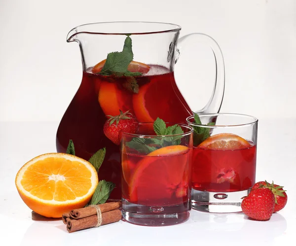 Wein "Sangrija" mit einer Erdbeere, einer Orange, Minze und Zimt — Stockfoto