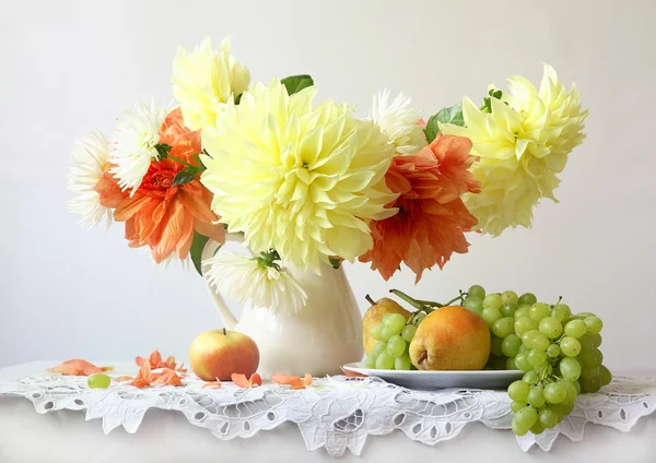 Still-life with grapes, pears and dahlias — Stock Photo, Image