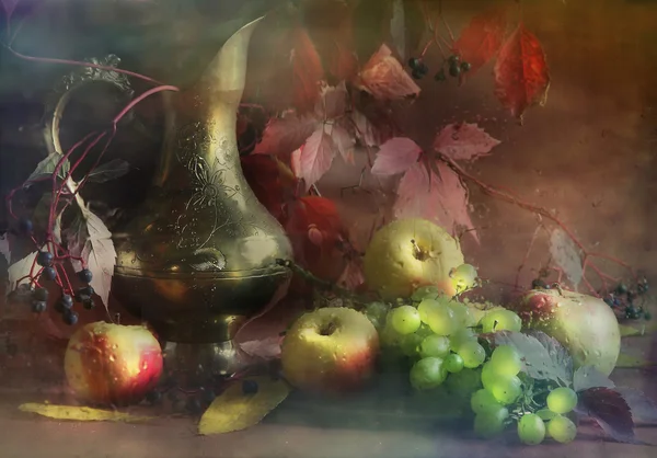 Druiven, appels en mooie kruik — Stockfoto
