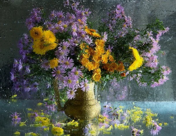 Bouquet from autumn asters and chrysanthemums in a copper jug — Stock Photo, Image
