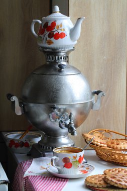 Bir limon ve tanımlama bilgilerini ve bir semaver çay