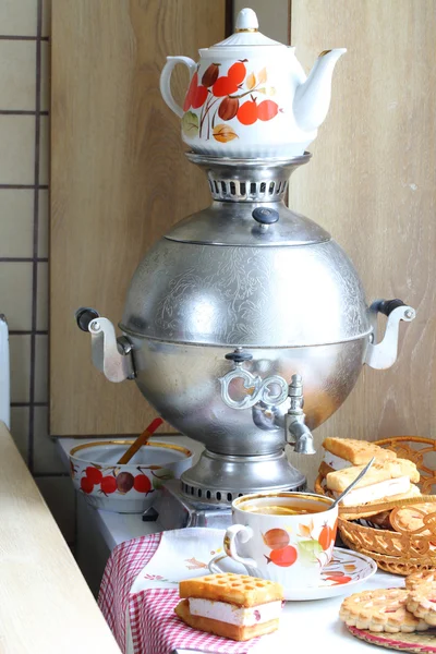 Té con pasteles, galletas y un samovar —  Fotos de Stock