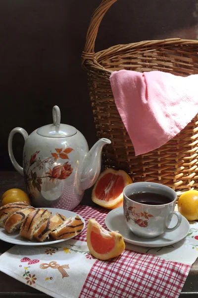 Tee mit Schweizer Brötchen und Grapefruit — Stockfoto