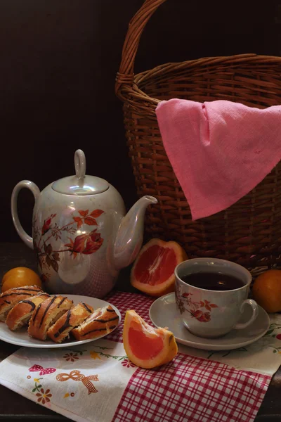 Tee mit Schweizer Brötchen und Grapefruit — Stockfoto