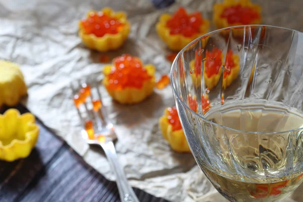 Glass of wine and tartlet with red caviar — Stock Photo, Image