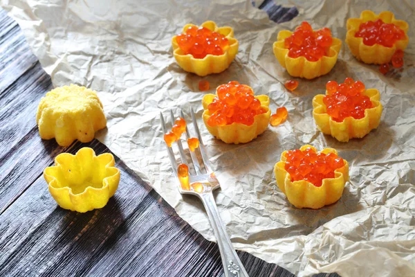 Tartlets with red caviar — Stock Photo, Image