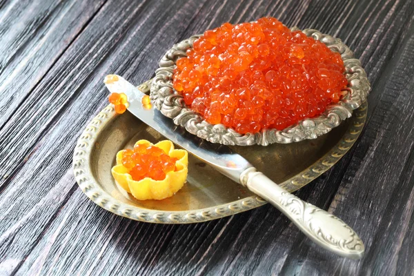 Kırmızı havyarlı tart