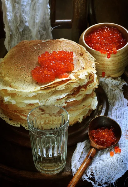 Pancake dengan kaviar merah — Stok Foto