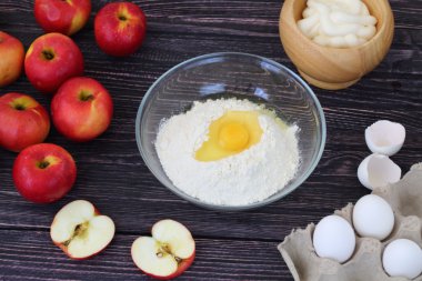 Elma, un ve charlotte hazırlık için taze yumurta