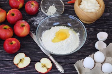 Elma, un ve charlotte hazırlık için taze yumurta