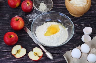 Elma, un ve charlotte hazırlık için taze yumurta