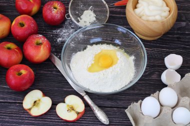 Elma, un ve charlotte hazırlık için taze yumurta